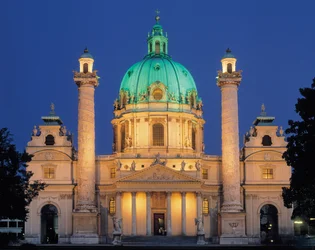 Karlskirche di notte, costruita 1714-37